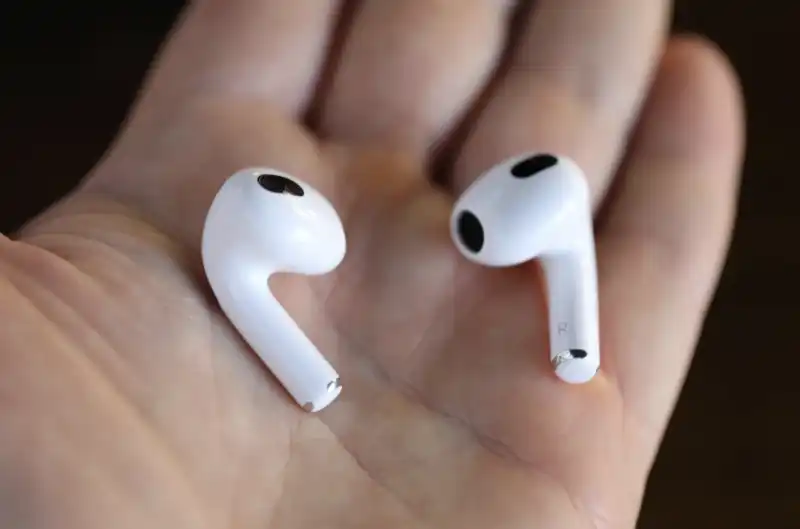 AIRPODS 