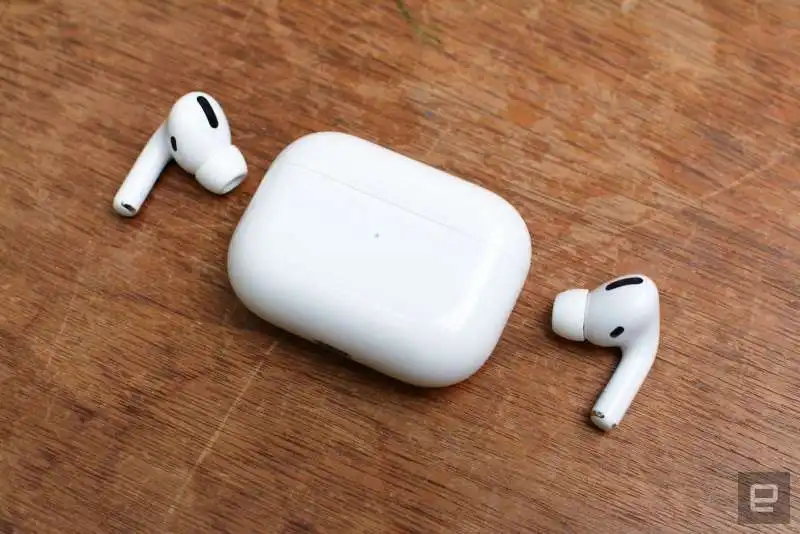 AIRPODS 