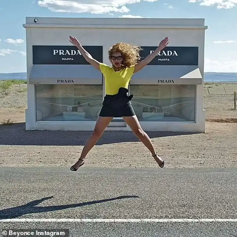 beyonce al Prada store in Texas