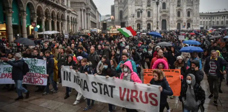 BLITZ POLIZIA CONTRO BASTA DITTATURA