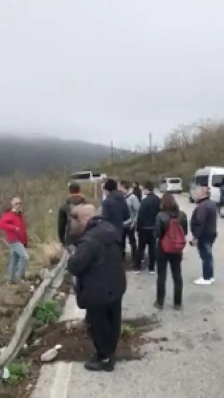 bus precipita in una scarpata sul vesuvio   5