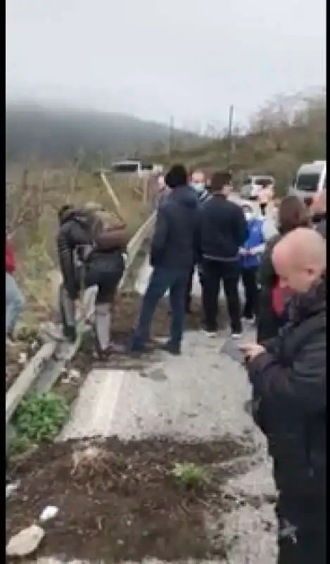 bus precipita in una scarpata sul vesuvio   6