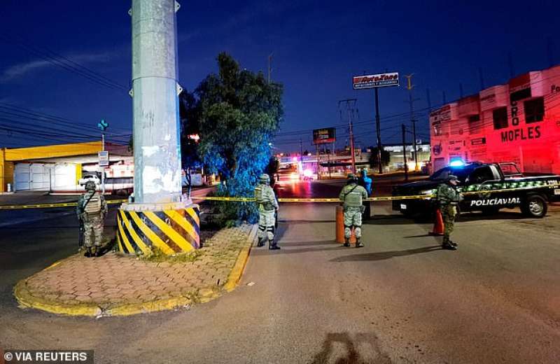 cadaveri appesi al ponte in messico 1