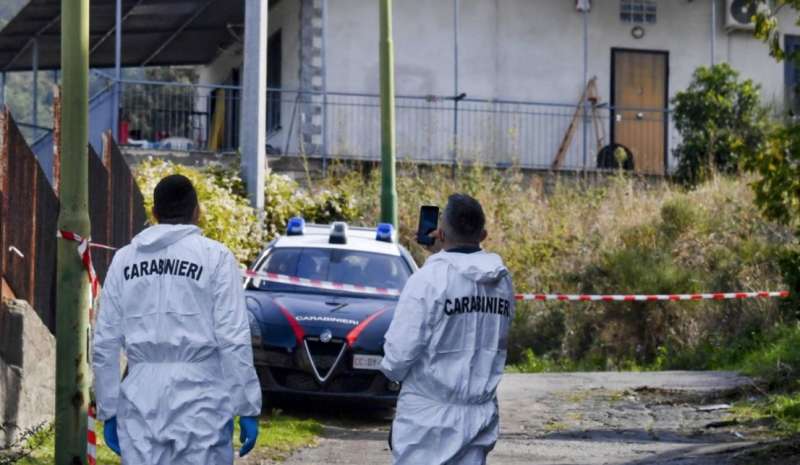 carabinieri davanti alla villetta di vincenzo palumbo a ercolano