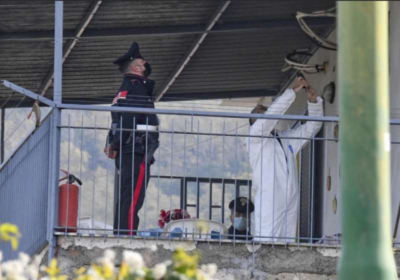 carabinieri davanti alla villetta di vincenzo palumbo a ercolano