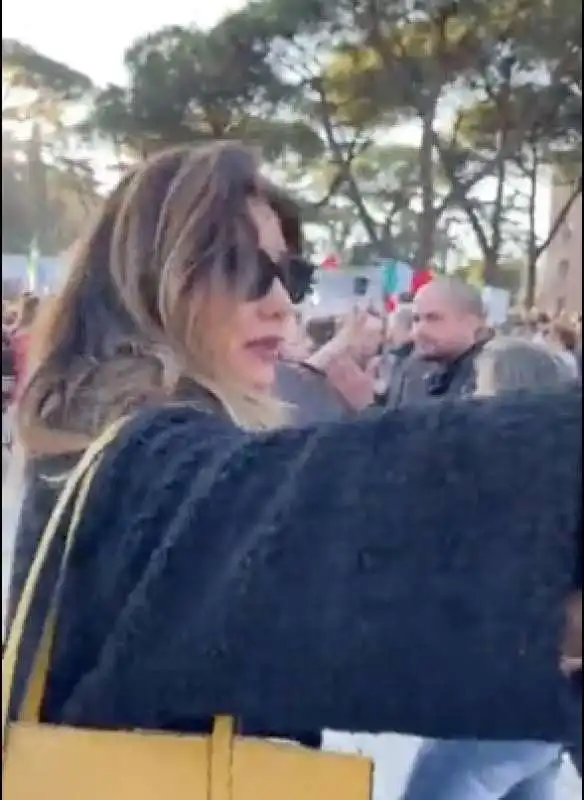 daniela martani contro selvaggia lucarelli alla manifestazione no vax 