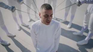 elodie e marracash si uccidono nel video di crazy love 18