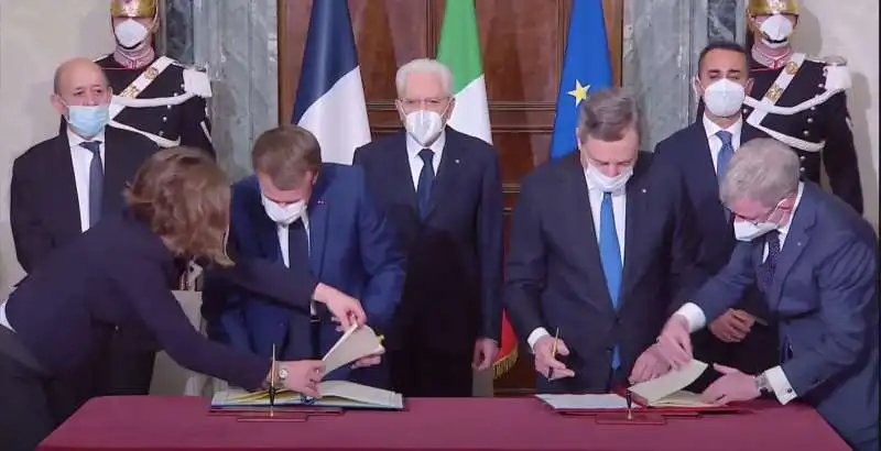 emmanuel macron e mario draghi firmano il trattato del quirinale 