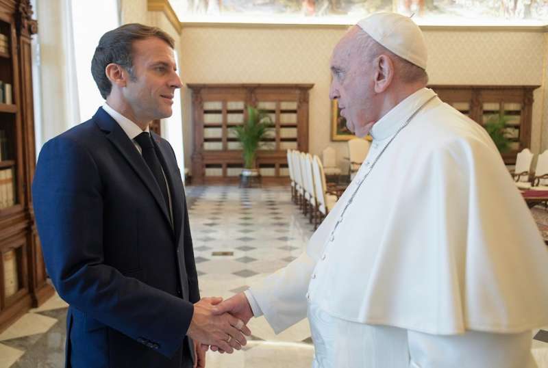 emmanuel macron papa francesco