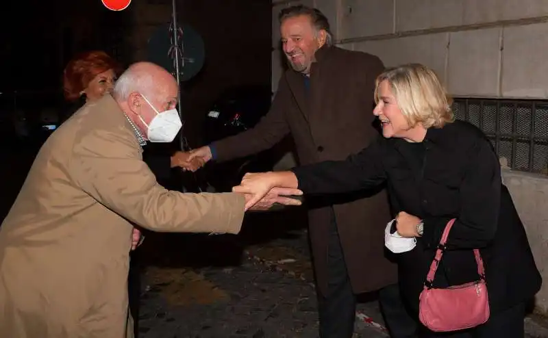 fausto bertinotti e la moglie lella salutano silvia verdone e christian de sica  foto di bacco