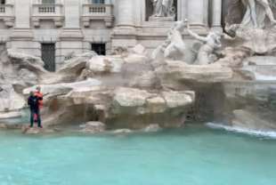 gabbiano divora una cornacchia alla fontana di trevi prima della foto dei leader 4