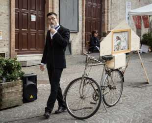 giacomo costantini porta in piazza la storia dell’uomo calamita sotto forma di kamishibai