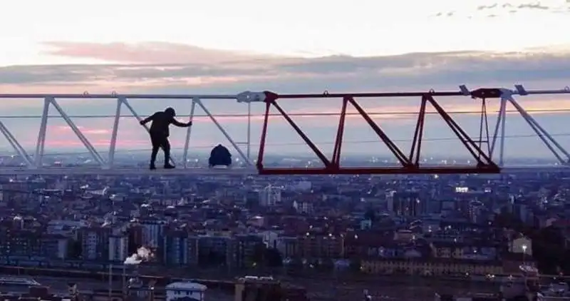 guerrilla climbing   scalate illegali ai grattacieli di milano    10