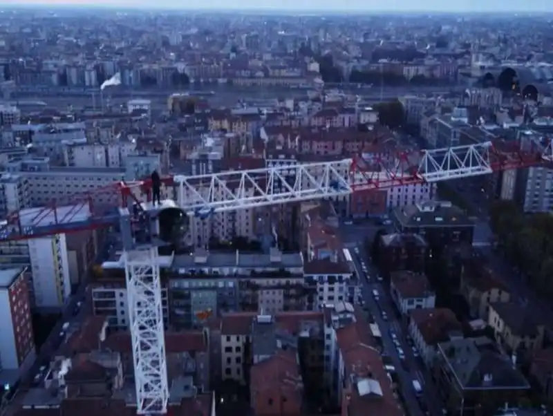 guerrilla climbing   scalate illegali ai grattacieli di milano    3