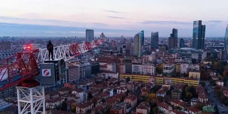 guerrilla climbing   scalate illegali ai grattacieli di milano    9