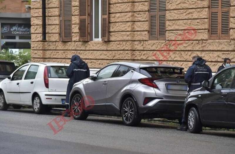 i vigili fanno le multe davanti alla sede della rai a roma 1