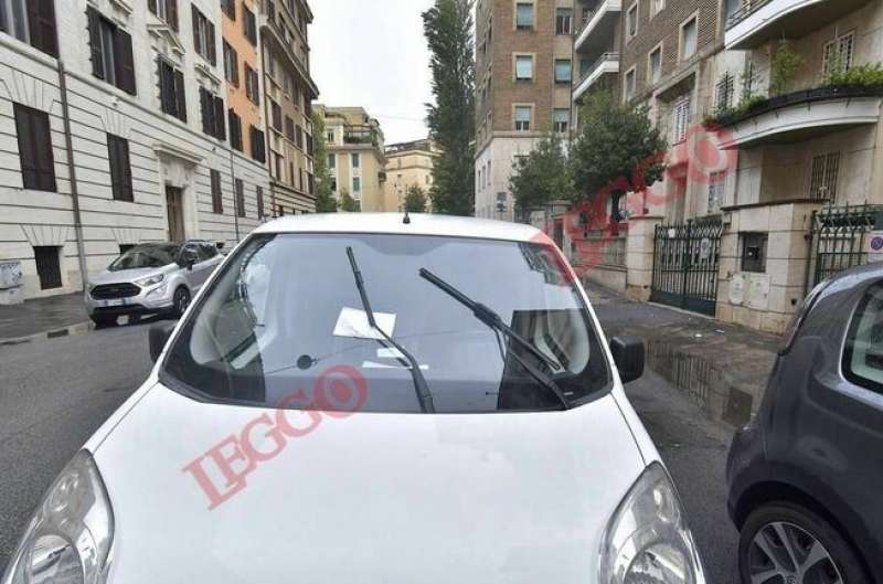 i vigili fanno le multe davanti alla sede della rai a roma 4