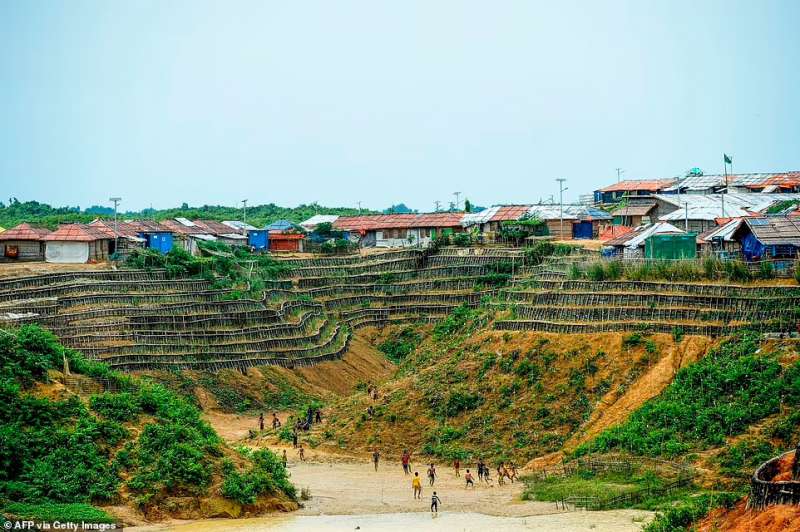 il campo profughi di kutupalong in bangladesh 12