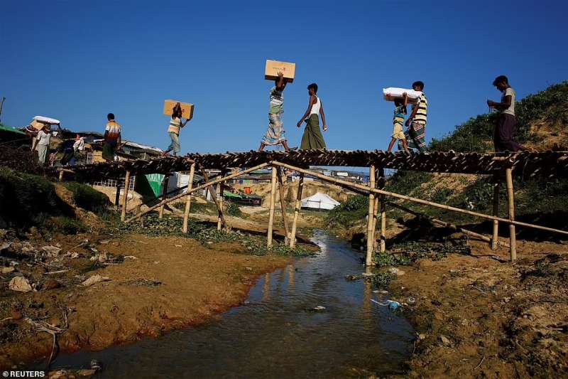 il campo profughi di kutupalong in bangladesh 23