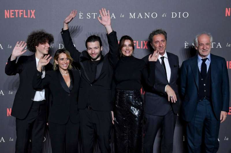 il cast di e' stata la mano di dio