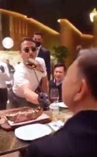 il ministro vietnamita to lam ospite da salt bae 2