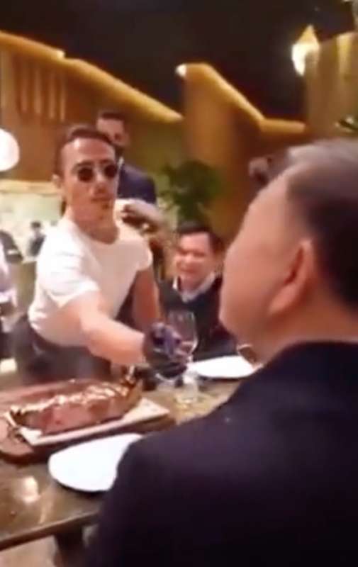 il ministro vietnamita to lam ospite da salt bae 5