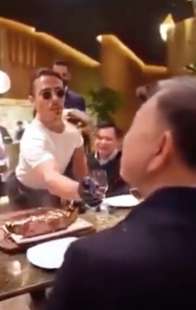 il ministro vietnamita to lam ospite da salt bae 5