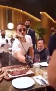 il ministro vietnamita to lam ospite da salt bae 7