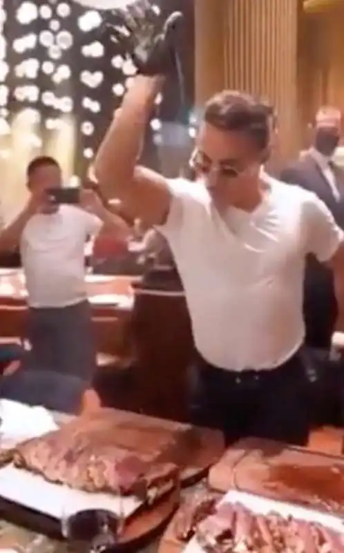 il ministro vietnamita to lam ospite da salt bae 8