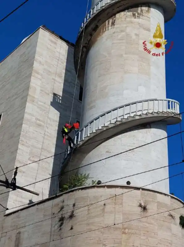 incidente mortale a roma su una torre