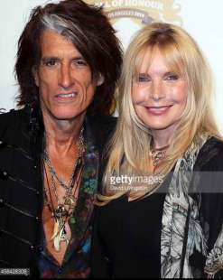 joe perry con la moglie billie