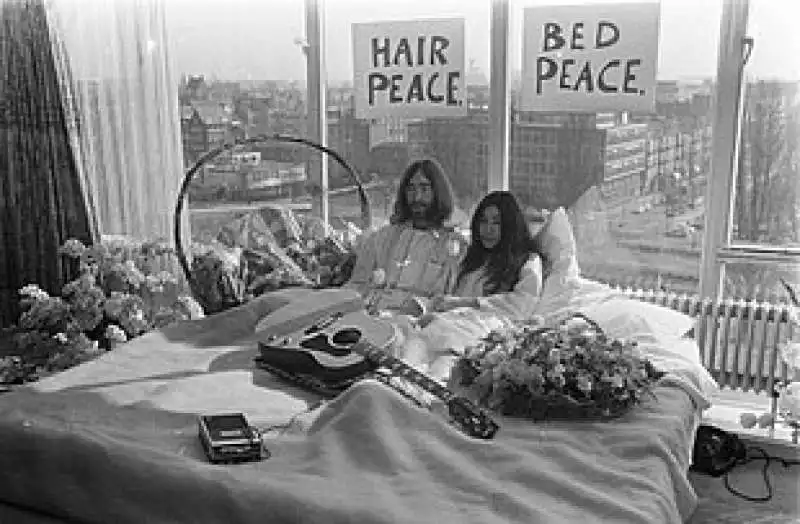 john lennon a letto