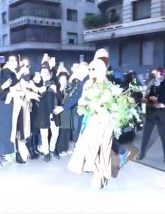 lady gaga getta i fiori 1