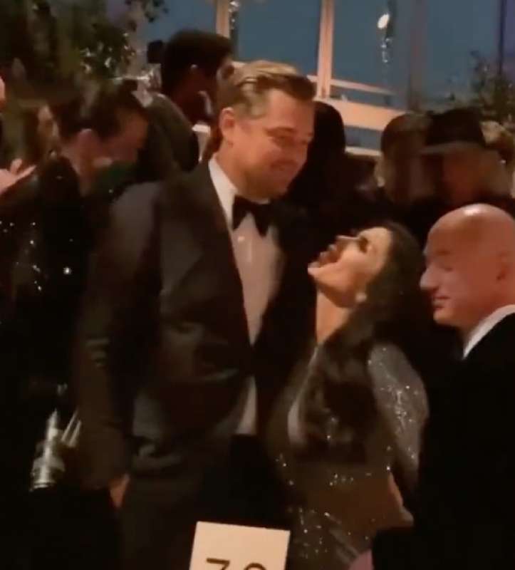 lauren sanchez guarda ammaliata leonardo dicaprio davanti a jeff bezos 3