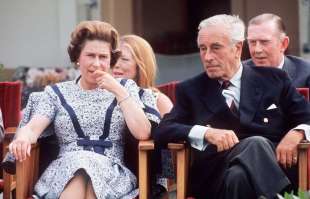 lord louis mountbatten e la regina elisabetta