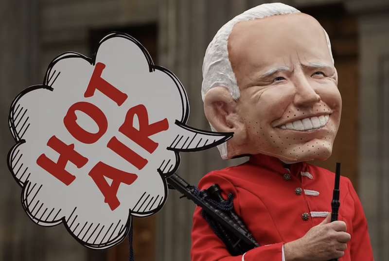 manifestante ambientalista contro joe biden