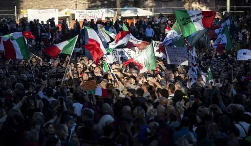 manifestanti no green pass a roma 3