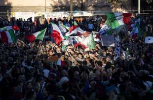 manifestanti no green pass a roma 4