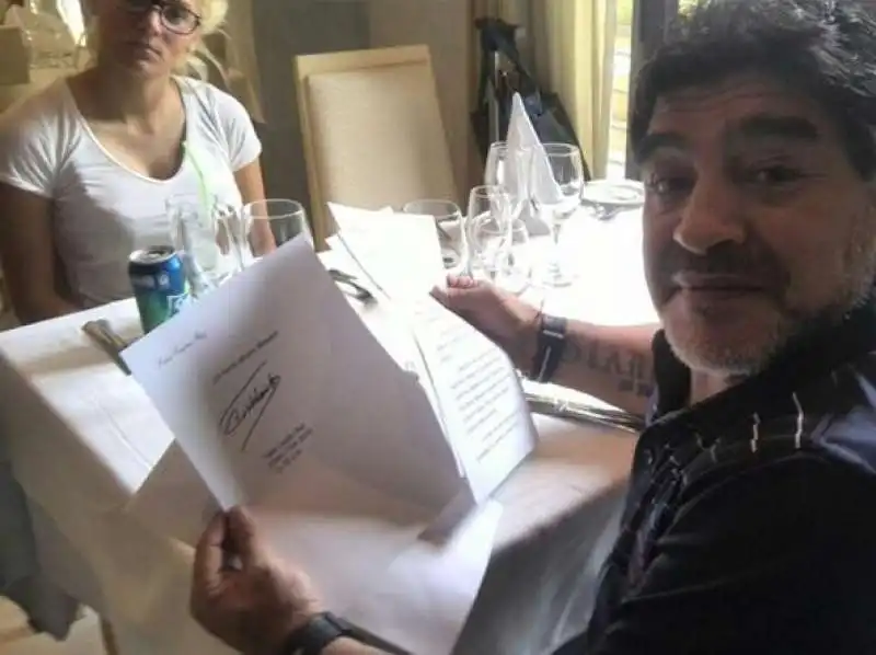 Maradona con la lettera inviatagli da Fidel Castro 