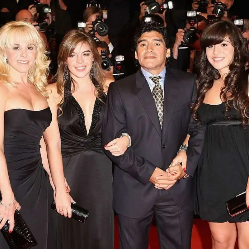 maradona con le figlie 