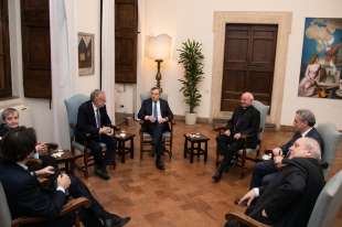 mario draghi in visita alla comunita di sant'egidio 1