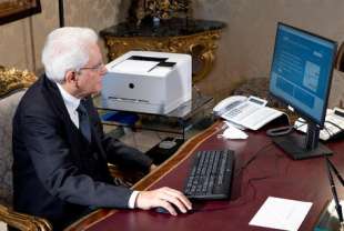 Mattarella scarica il certificato online