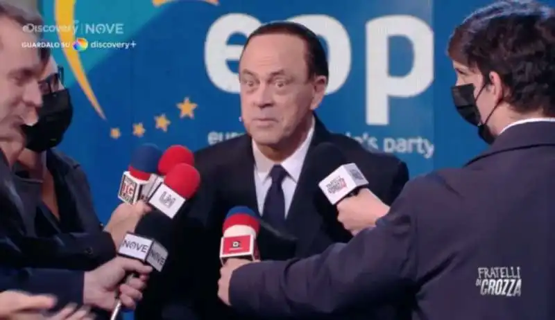 maurizio crozza imita silvio berlusconi 