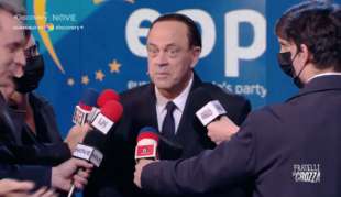 maurizio crozza imita silvio berlusconi