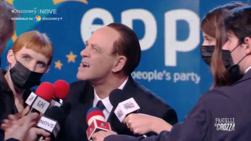 maurizio crozza imita silvio berlusconi 4