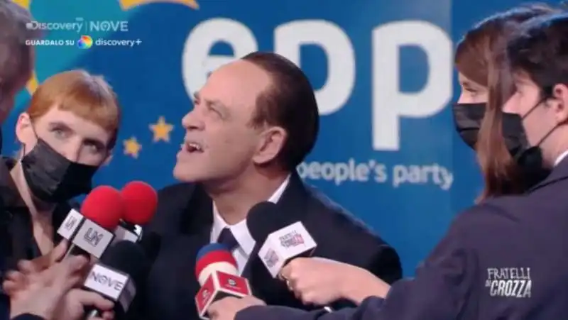 maurizio crozza imita silvio berlusconi  4