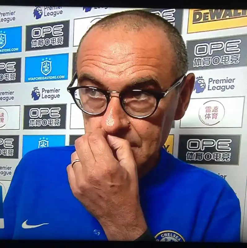 maurizio sarri con le dita nel naso 2