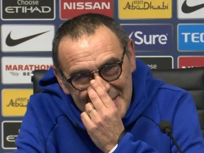 maurizio sarri con le dita nel naso 3