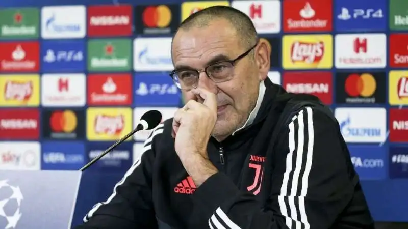 maurizio sarri con le dita nel naso 5