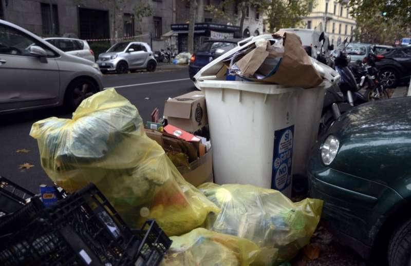 milano cumuli di rifiuti per strada per lo sciopero dei netturbini 1